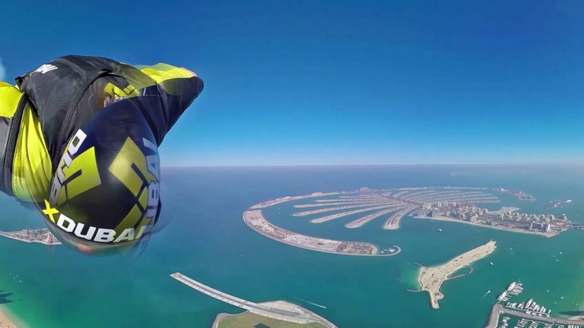 Traje de alas 360 video de grado sobre Dubai