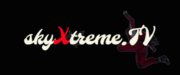 Logotipo en vivo de SkyXtremeTv con paracaidistas experimentando caída libre detrás de las letras 