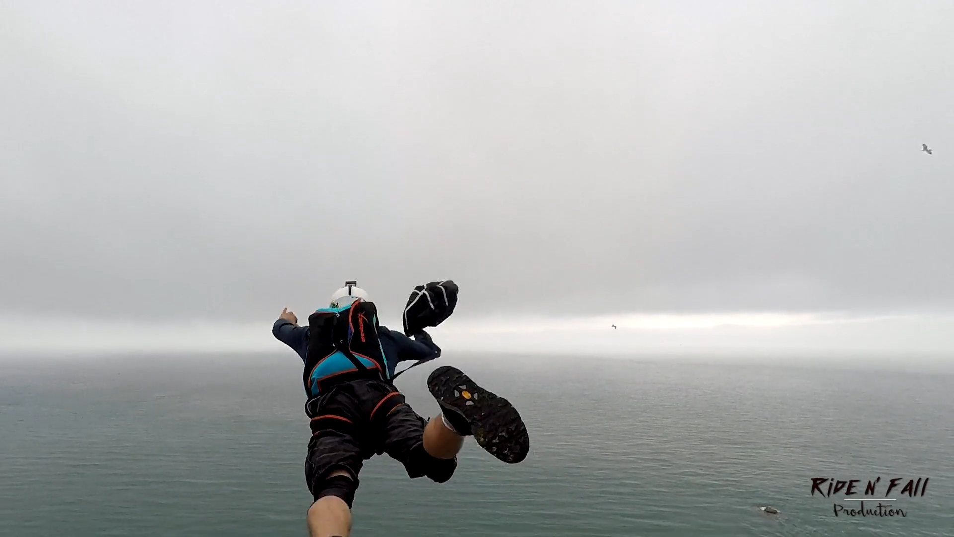 Base Jump Session at the beaches of Etretat, Normandía